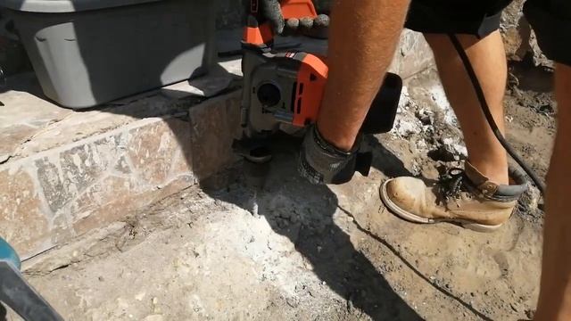 Test Drilling And Chiselling Concrete With A Black + Decker BEHS03K Corded Hammer Drill смотреть онлайн