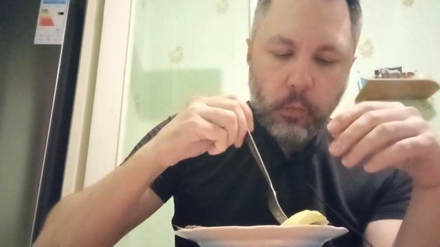 ASMR ИТИНГ. КУШАЮ ОТВАРНУЮ КАРТОШКУ С КИЛЬКОЙ