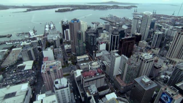 Michael Smith Jumps off the Auckland Sky Tower смотреть онлайн