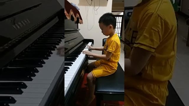 Jojo Plays Miss Polly Had a Dolly, Twinkle Twinkle Little Star (Piano Cover) смотреть онлайн