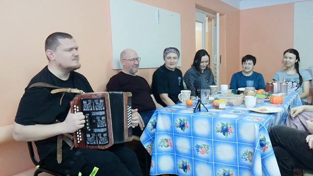 Живем в деревне мы, а пользы не приносим (шуточная) смотреть онлайн