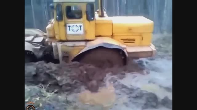 Вот это МОЩЬ! Легендарные Трактор на бездорожье «Кировец» Взаимопомощь трактористов. смотреть онлайн