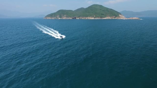 остров-моторная-лодка-море (StockMusic) смотреть онлайн