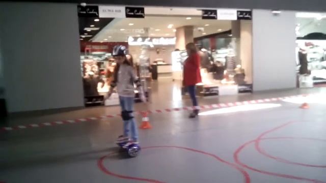 Катаюсь на гироскутере в Тарговом центре........ертнец. смотреть онлайн