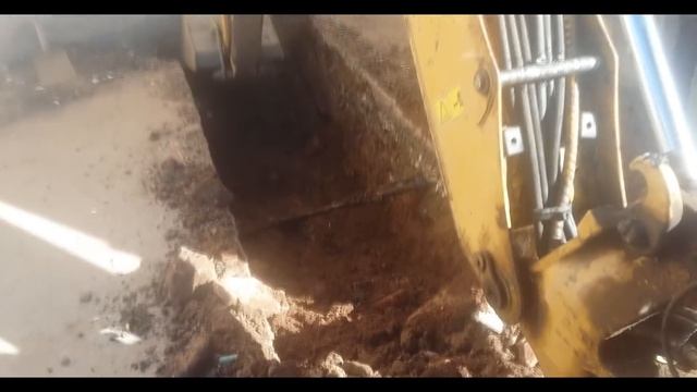 #63.Копаем траншею экскаватором погрузчиком CAT 428 F смотреть онлайн