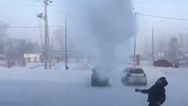 Зимнее развлечение в мороз. Превращаем воду в снег. Новокузнецк смотреть онлайн