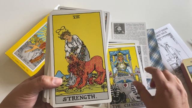 Распаковка и обзор колоды карт Giant Rider-Waite Tarot Deck Гигантское Таро Райдера-Уэйта смотреть онлайн