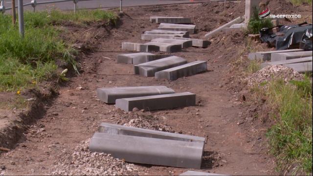 В Лукьяново приводят в порядок тротуар у школы смотреть онлайн