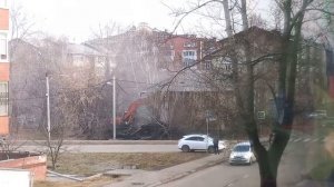 Снос старого деревянного многоквартирного дома.