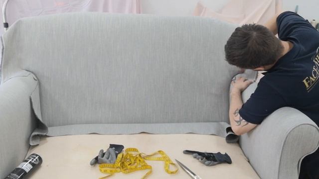 DIY HOW TO UPHOLSTER A COUCH | STEP BY STEP HOW TO REUPHOLSTER A SOFA | FaceliftInteriors смотреть онлайн