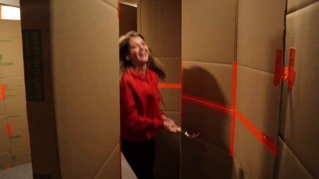 SPOONS Box Fort Maze Game смотреть онлайн