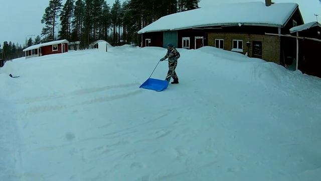 Lumityö mökillä. Уборка снега на даче. смотреть онлайн