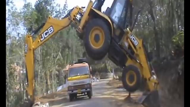 Lorry Passing Below a JCB 3DX смотреть онлайн