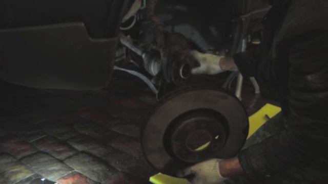 Замена тормозных дисков и колодок Вольво ХС90 своими руками смотреть онлайн