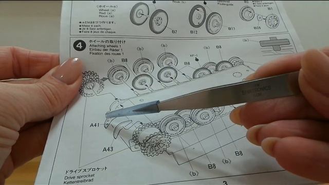 Сборная модель немецкого танка TIGER1.Tamiya.Установка катков. Видео 6 смотреть онлайн