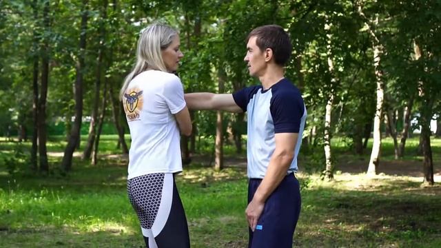 Женская оборона, упражнение на скручивание запястья. смотреть онлайн
