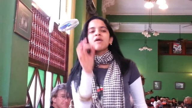 Красивая девушка поет в баре Гаваны смотреть онлайн