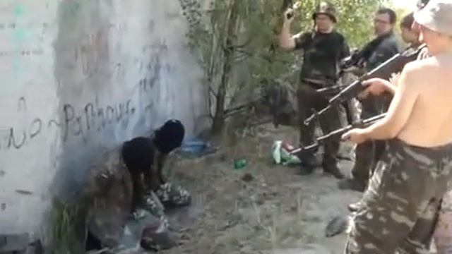 Растрел украинских солдат ополчением