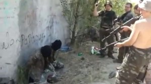 Растрел украинских солдат ополчением