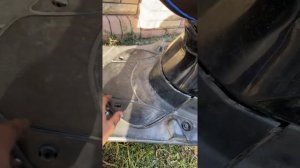 Где находиться аккамулятор у Yamaha jog 36 j?