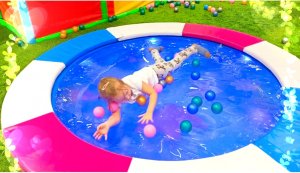 Настя_играет_в_детском_парке_часть1