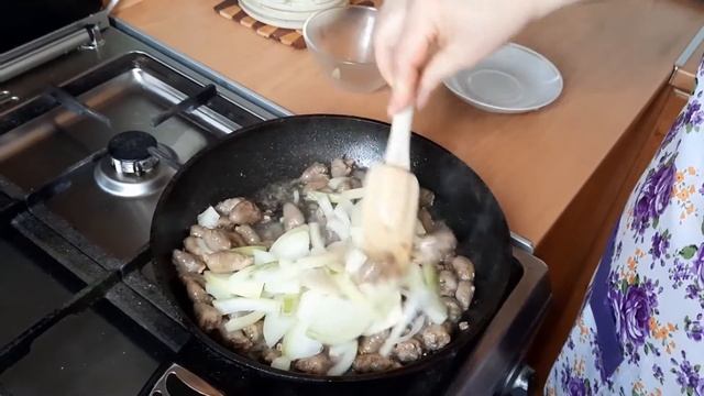 Куриные сердечки, тушеные с грибами смотреть онлайн