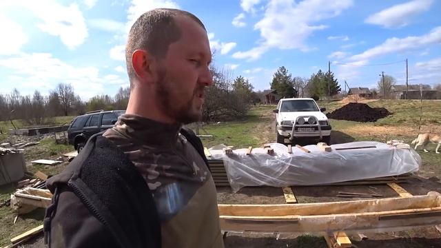 Заделываю сквозные дыры в доме. Приехал самосвал и вывалил кучу земли. смотреть онлайн