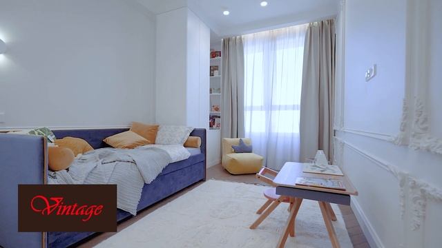 Английская ёлочка (инженерная доска) на полу в светлом интерьере квартиры. смотреть онлайн