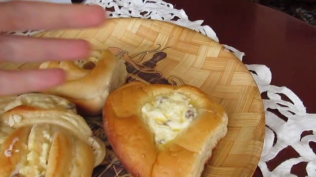 ЧТО ВКУСНЕЕ? (калачи, булочки или ватрушки) все с творогом и изюмом. смотреть онлайн
