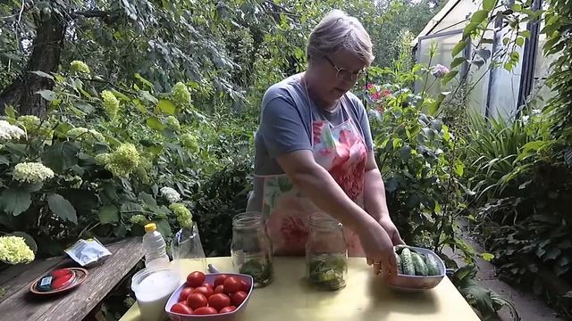 Ассорти из маринованных помидоров и огурцов на зиму. смотреть онлайн