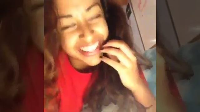 Как смеются девушки, когда рядом парень/когда его рядом нет смотреть онлайн