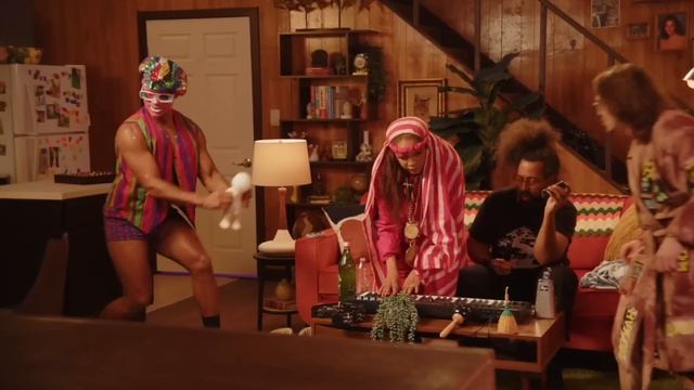 CHILLING WITH ERYKAH AND REGGIE смотреть онлайн