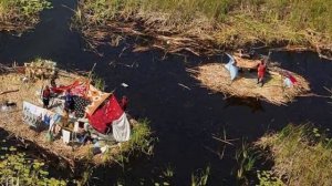 Они живут посреди самого большого болота Африки  Нилоты на болоте Судд