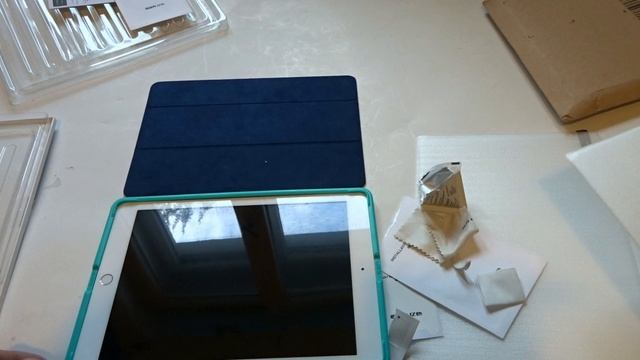 Apply ESR Tempered Glass Screen Protector to iPad 2018 with ESR Free Applicator смотреть онлайн