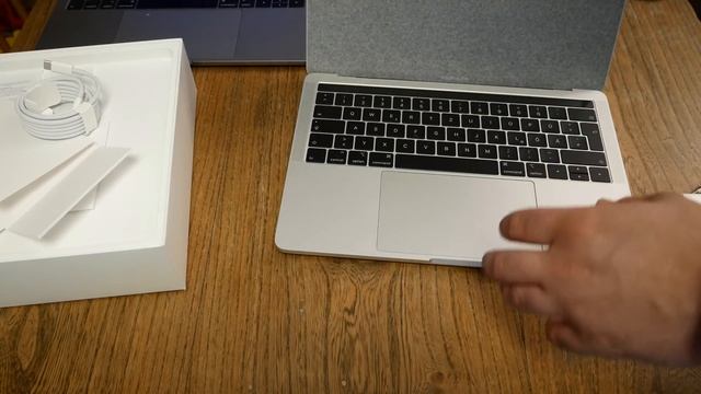 Apple MacBook Pro 2018 Unboxing - 13 Zoll Quad-Core