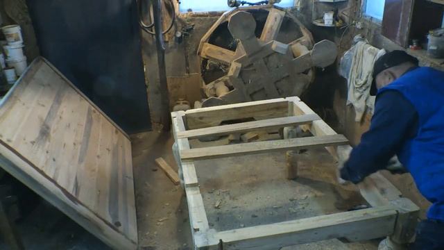 Огромный обеденный стол из массива сосны. Устанавливаю усилитель из дубовых планок. Своими руками. смотреть онлайн