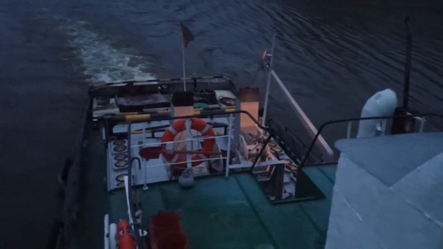 Passage along the narrow edge of the ship's passage.Проход по узкой кромке судового хода смотреть онлайн