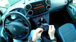Замена чехла ручки КПП Peugeot Partner / Replacement of a cover of the handle of the Peugeot Partne