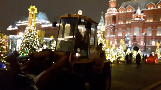 АМКОДОР 332В на Красной площади в Москве смотреть онлайн