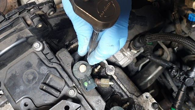Ford Focus MKIII 1.5 TDCI Fuel Injector Removal смотреть онлайн