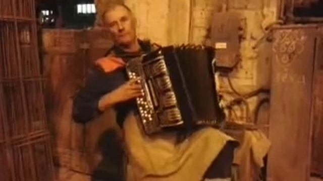 Игра на баяне. Осенние листья. В исполнении Молчанова. М. Ю смотреть онлайн