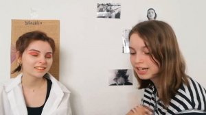 Сестра делает мне макияж