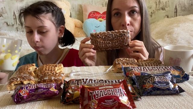 МУКБАНГ ТУЛЬСКИЕ ПРЯНИКИ С?МОЛОКОМ/Рассказываем истории/MUKBANG TULA GINGERBREAD COOKIES With MILK