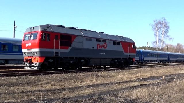 Тепловоз ТЭП70БС-039 на фоне туристического поезда с вагонами "Сочи" смотреть онлайн