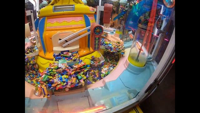 A Surprise Jackpot on the Big Sweet Land Game at the Arcade - Winning Milk Duds, Candy & More смотреть онлайн