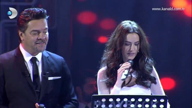 Beyaz Show - Fahriye Evcen "Hasretinle Yandı Gönlüm" şarkısını canlı söyledi! смотреть онлайн