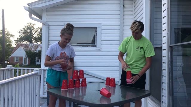 Week 3: Minute to Win It Stack Attack смотреть онлайн