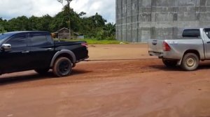 TOYOTA HILUX VS L200!
