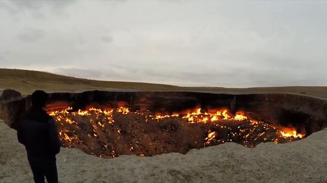 Интересно!"Врата АДА" так в Туркменистане на называют кратер из которого с 1971г.вырываеться газ! смотреть онлайн
