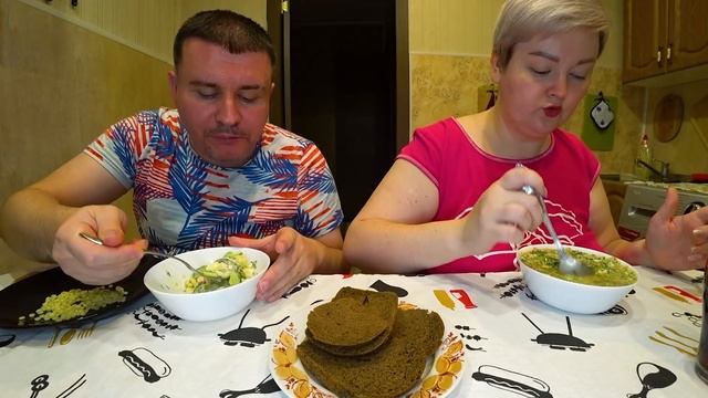 Мукбанг НАПОРОЛИСЬ вкуснятины на ужин, чуть пупок НЕ РАЗВЯЗАЛСЯ! ОКРОШКА божественная получилась! смотреть онлайн